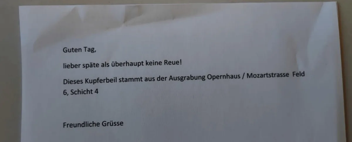 Dem Paket mit dem Kupferbeil war ein anonymes Schreiben beigelegt. Brief mit mehreren Zeilen.