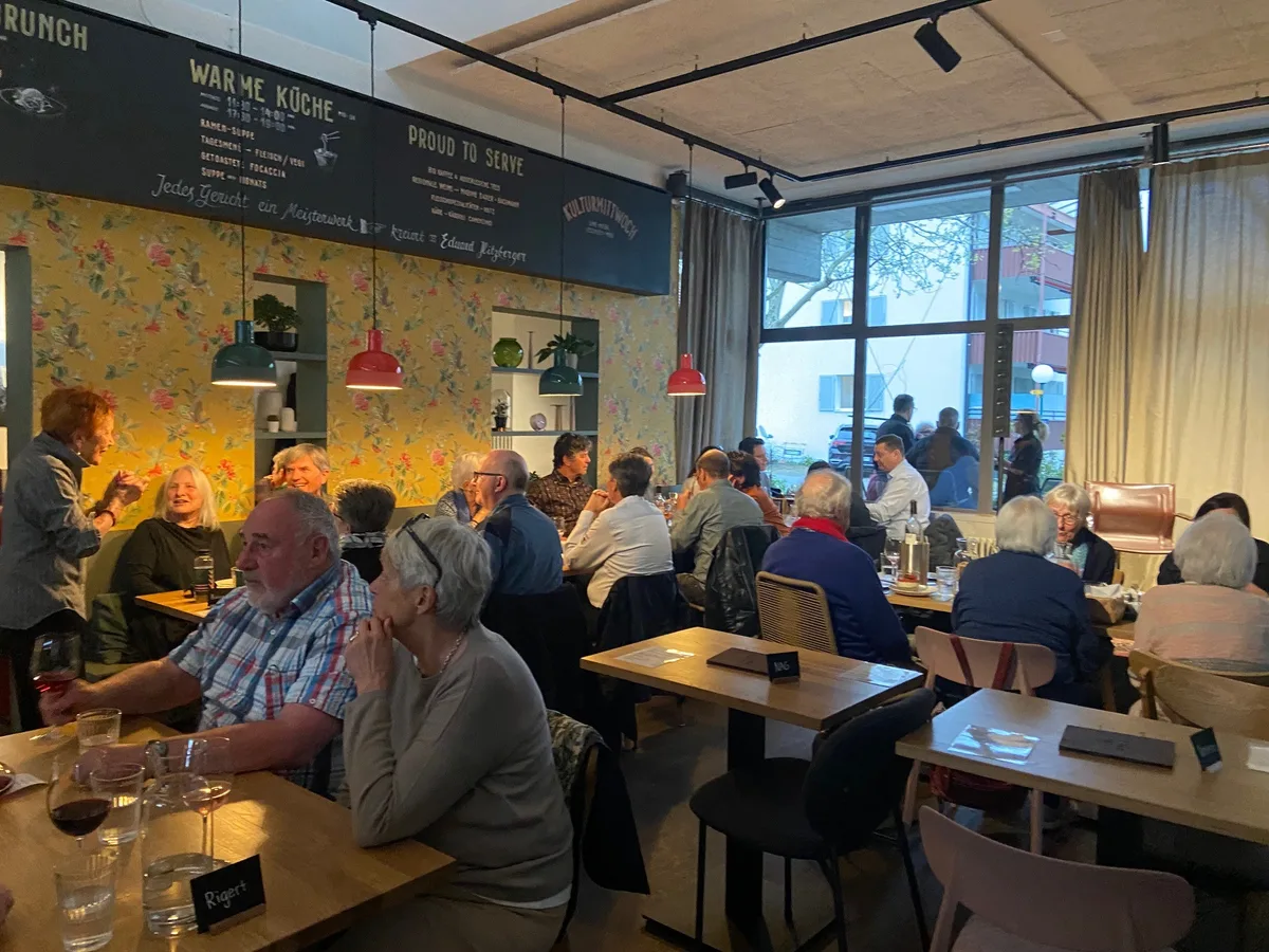 Menschen im Restaurant – vor der Veranstaltung.