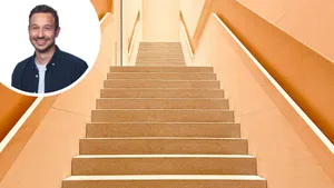 29549833-12 Eine lange Treppe in einer Wohnung kann für gehbehinderte Menschen zum unüberwindbaren Hindernis werden. Wollen sie dann einen Treppenlieft einbauen, müssen sie im Kanton Zürich besonders rigide Vorschriften einhalten.