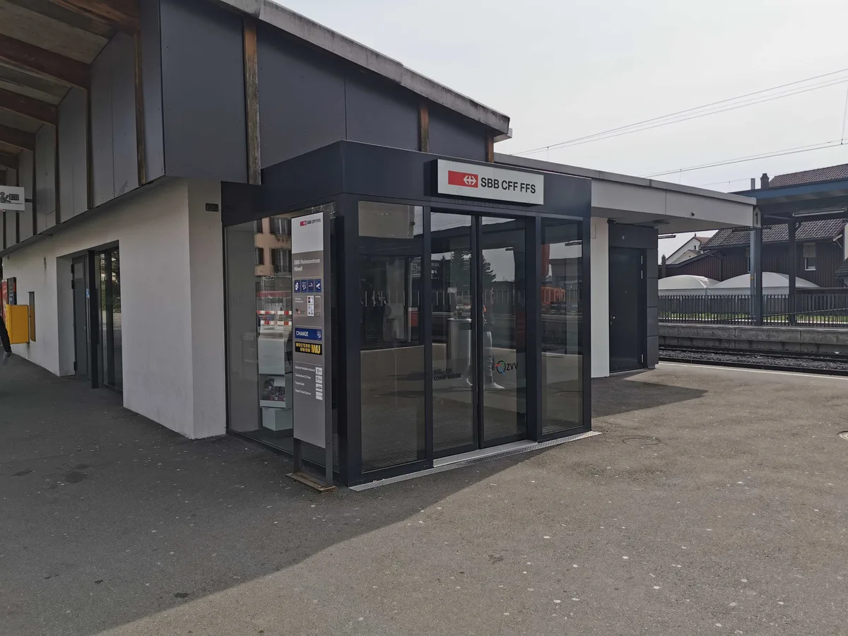 Am Bahnhof Hinwil wird es ab dem Sommer 2022 keinen bedienten Billettschalter mehr geben.