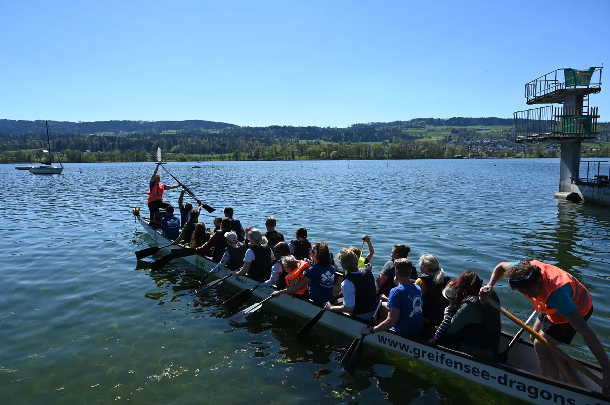 Ein Drachenboot am Blaueierschwimmen 2022.