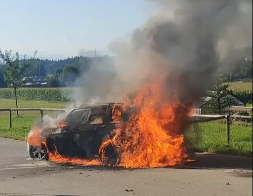 Beim Eintreffen der Feuerwehr stand das Fahrzeug bereits im Vollbrand.
