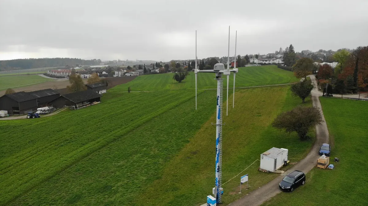 31574411-3 Die Agile Wind Power AG testet ihre Vertical-Sky-Turbine am Dorfrand von Brütten.