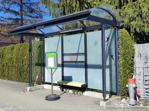25122554-3 Dieses Bushäuschen und sein Gegenstück stehen zum Verkauf. Unterdessen ist es abgebaut, eine Montageanleitung ist aber vorhanden.