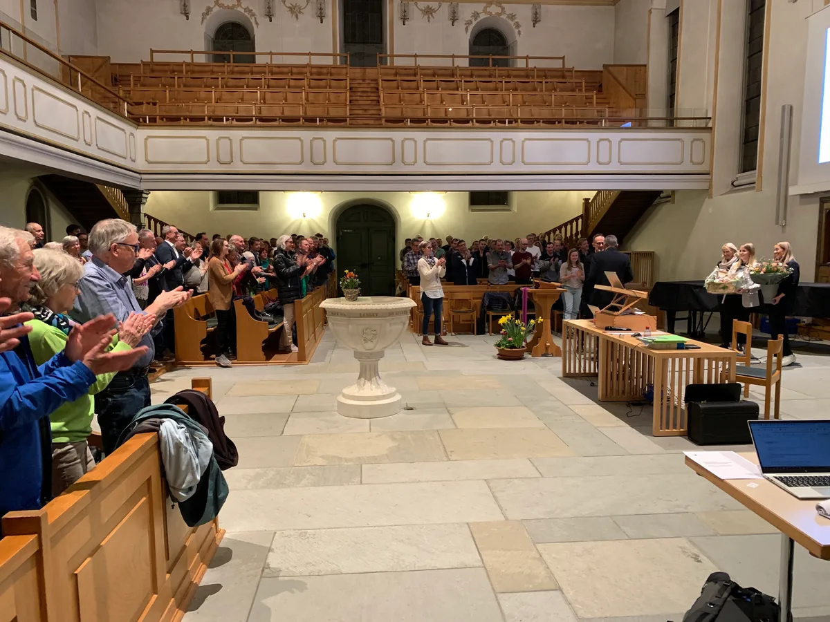 An der Gemeindeversammlung vom 20. März 2024 in der reformierten Kirche Hinwil wird Gemeindeschreiber Roger Winter verabschiedet. Er tritt in den Ruhestand.