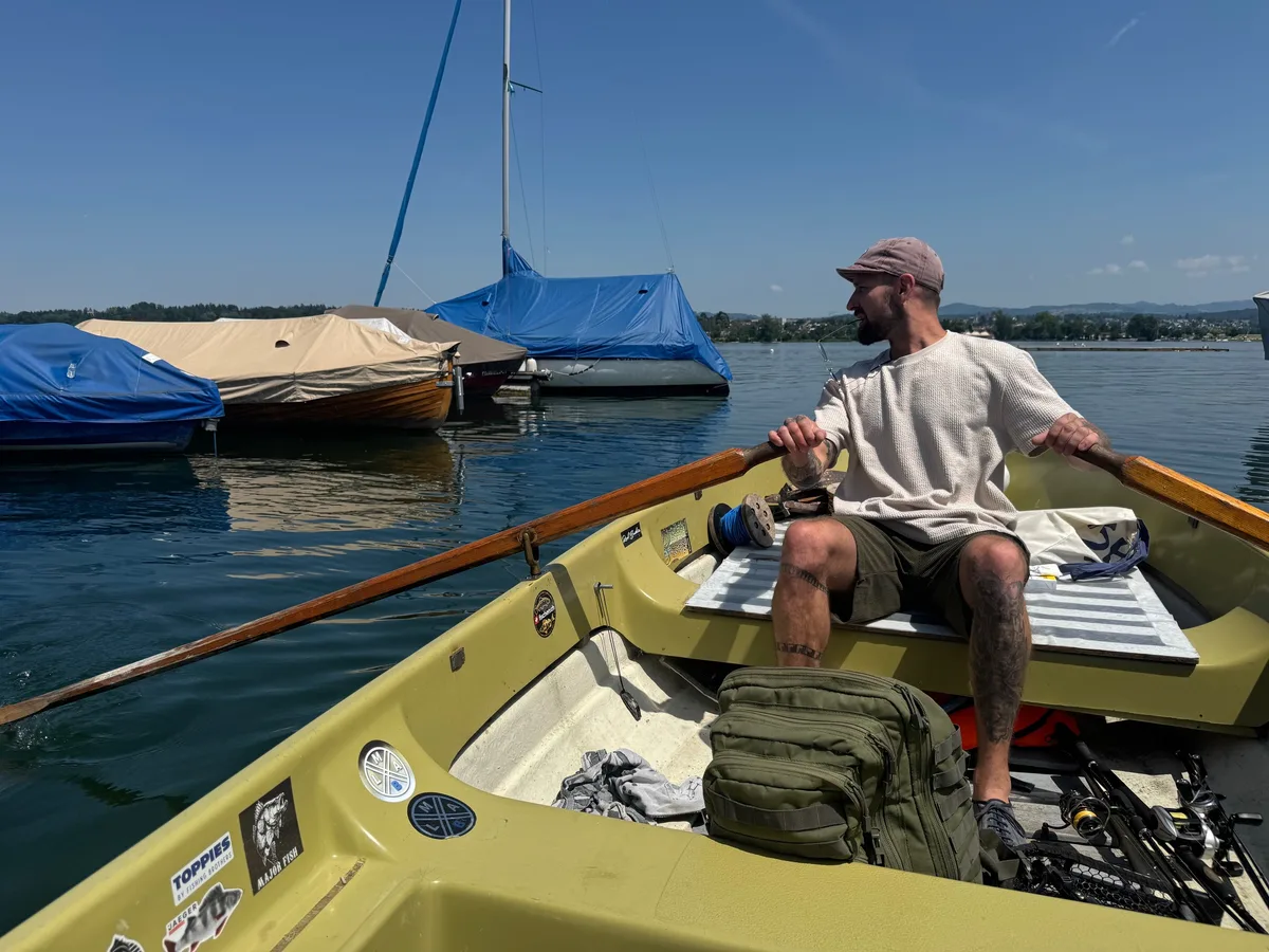 Mann mit Boot auf dem Greifensee