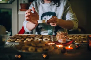 28253821-2 Kind am Guetzli backen