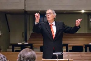 Christof Hanimann dirigiert den Chor. Christof Hanimann dirigiert den Chor.