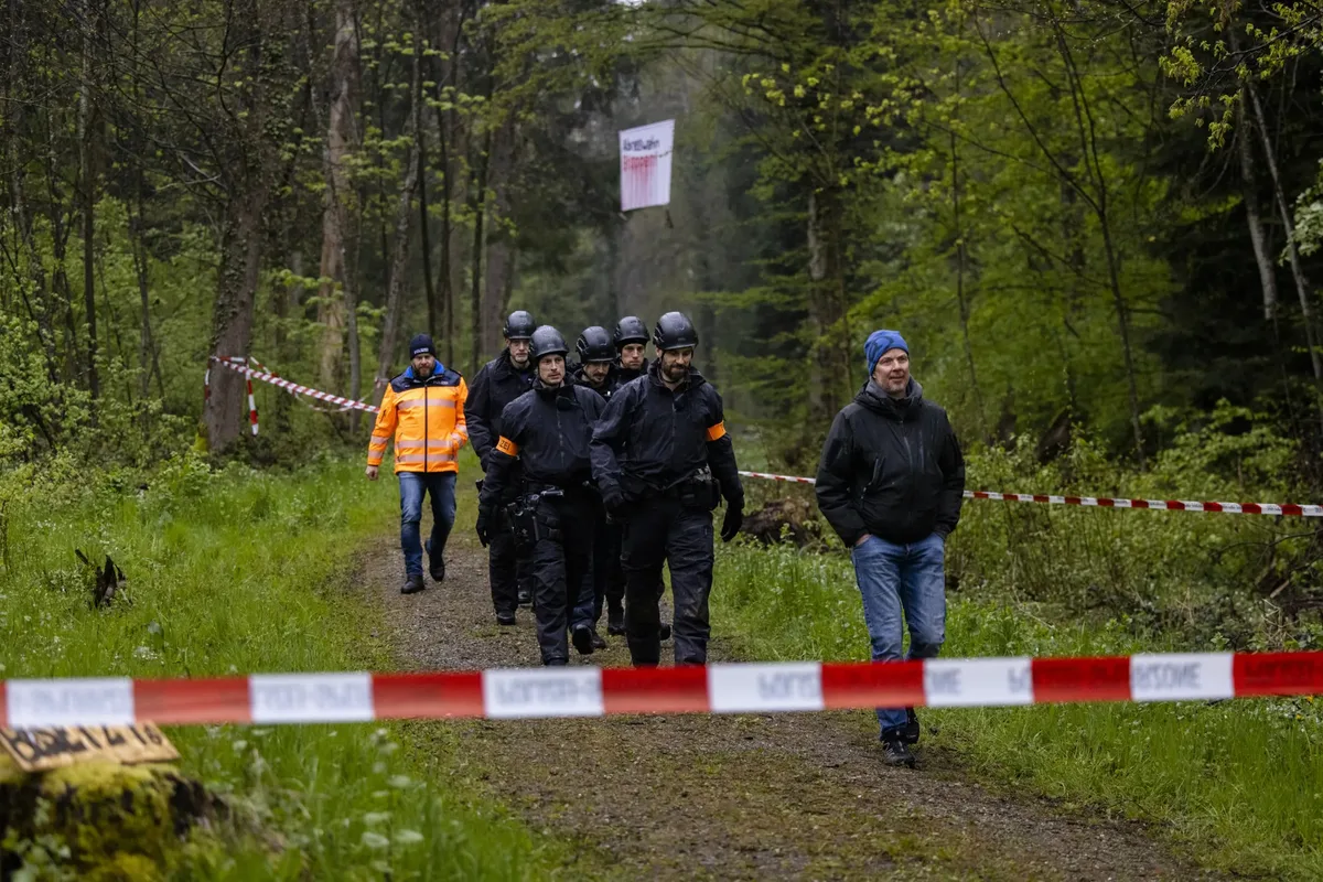 Widerstand im Wald: Die Polizei hat die Besetzung eines Waldstücks in Rümlang letztes Jahr geräumt. (Archiv) Polizisten im Wald.