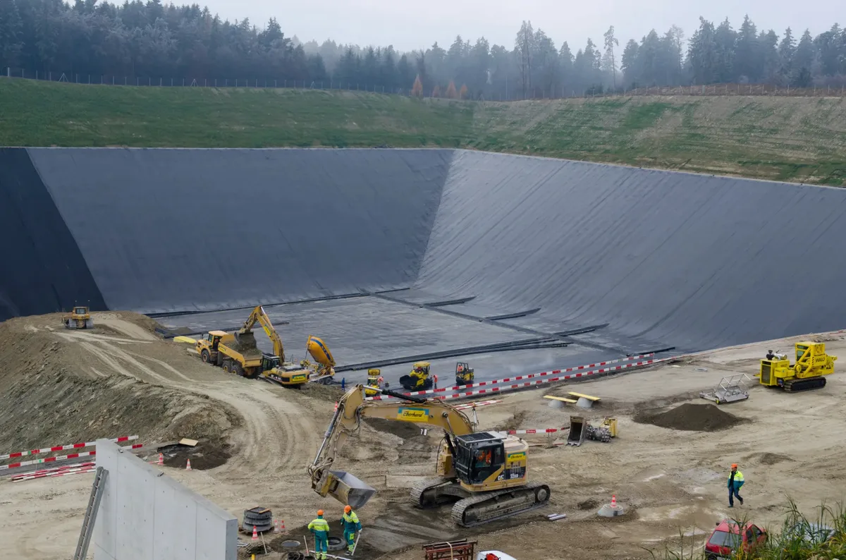 Die Deponien der Typen C, D und E werden mit einer speziellen Folie gegen Wassereinbrüche geschützt. Wie hier in der Deponie Häuli in Lufingen. Eine Deponie wird mit Planen ausgelegt.