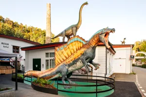 22157433-6 Ein Modell eines Spinosaurus aegyptiacus vor dem Sauriermuseum Aathal.