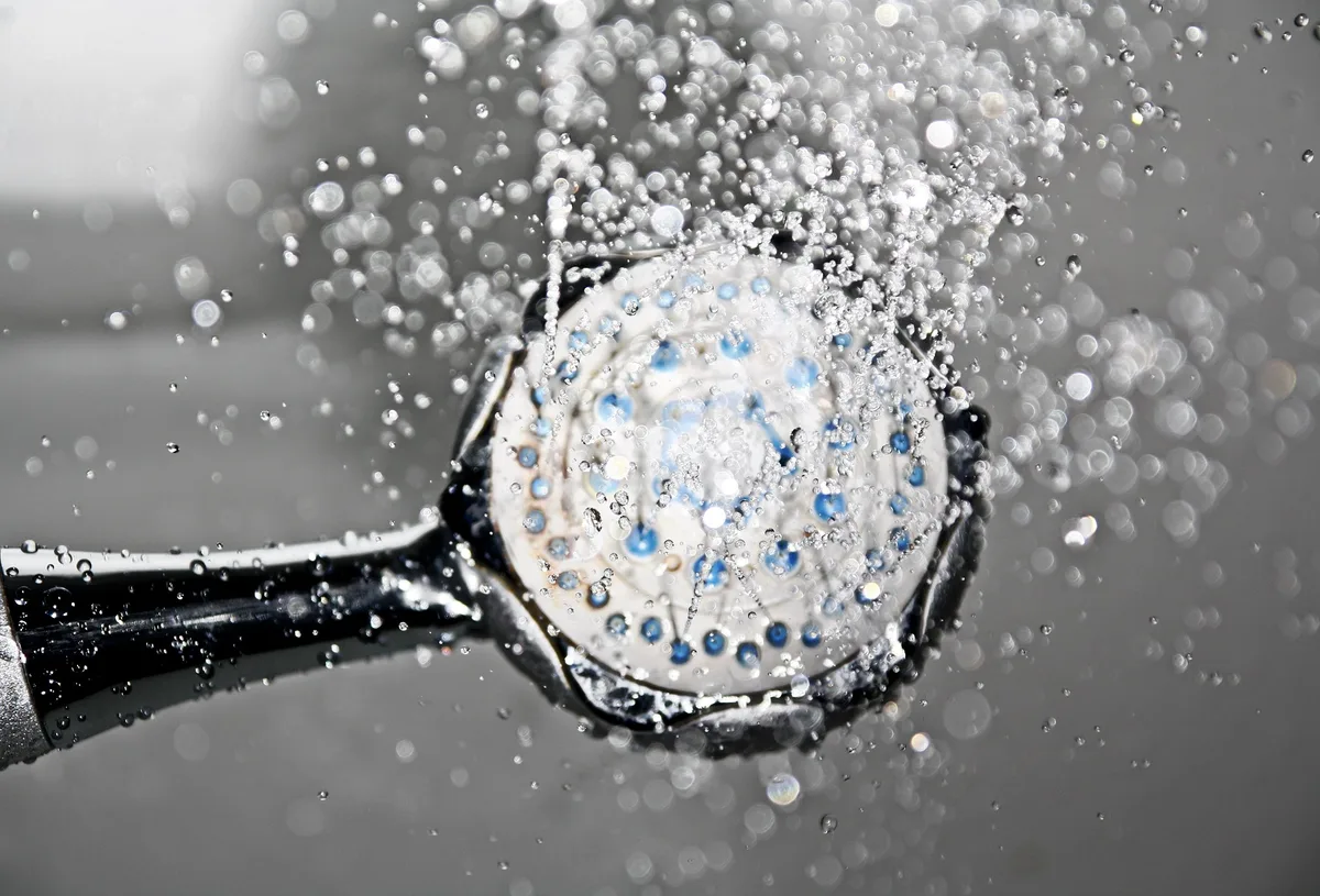 27056084-2 Als wichtige Vorsichtsmassnahme sollte man Wasser nicht länger als 72 Stunden stehen lassen.