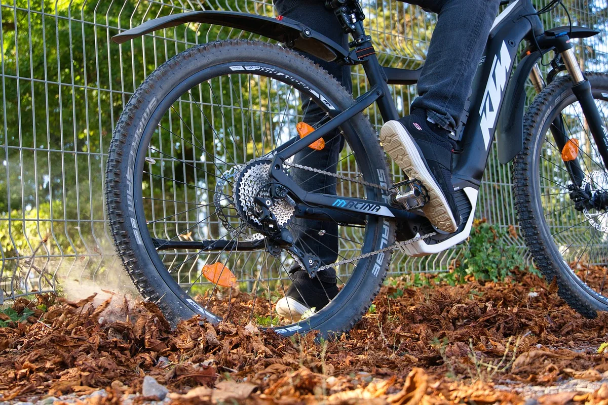 22649169-2 Die Frau war mit einem E-Bike unterwegs.