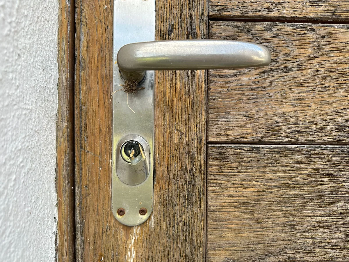 Ein verklebtes Schloss ist der einzige Hinweis darauf, dass sich jemand am Haus zu schaffen gemacht hat. Türklinke