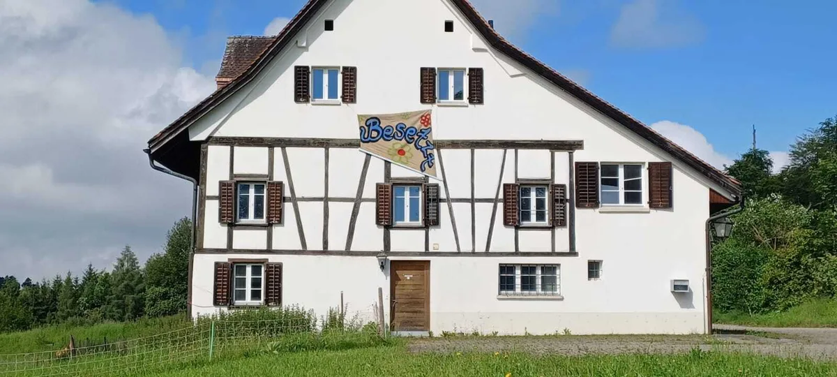 24295274-3 Dieses Plakat hing kurzzeitig am Restaurant auf dem Pfannenstiel.