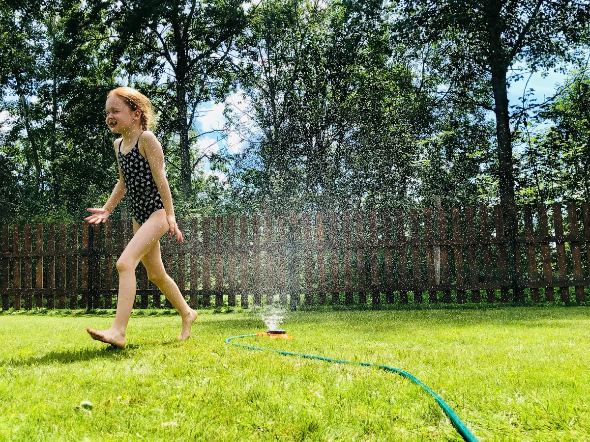 21329477-7 Abkühlen, Wasser trinken, den Schatten suchen: Bald ist der Hochsommer überstanden.