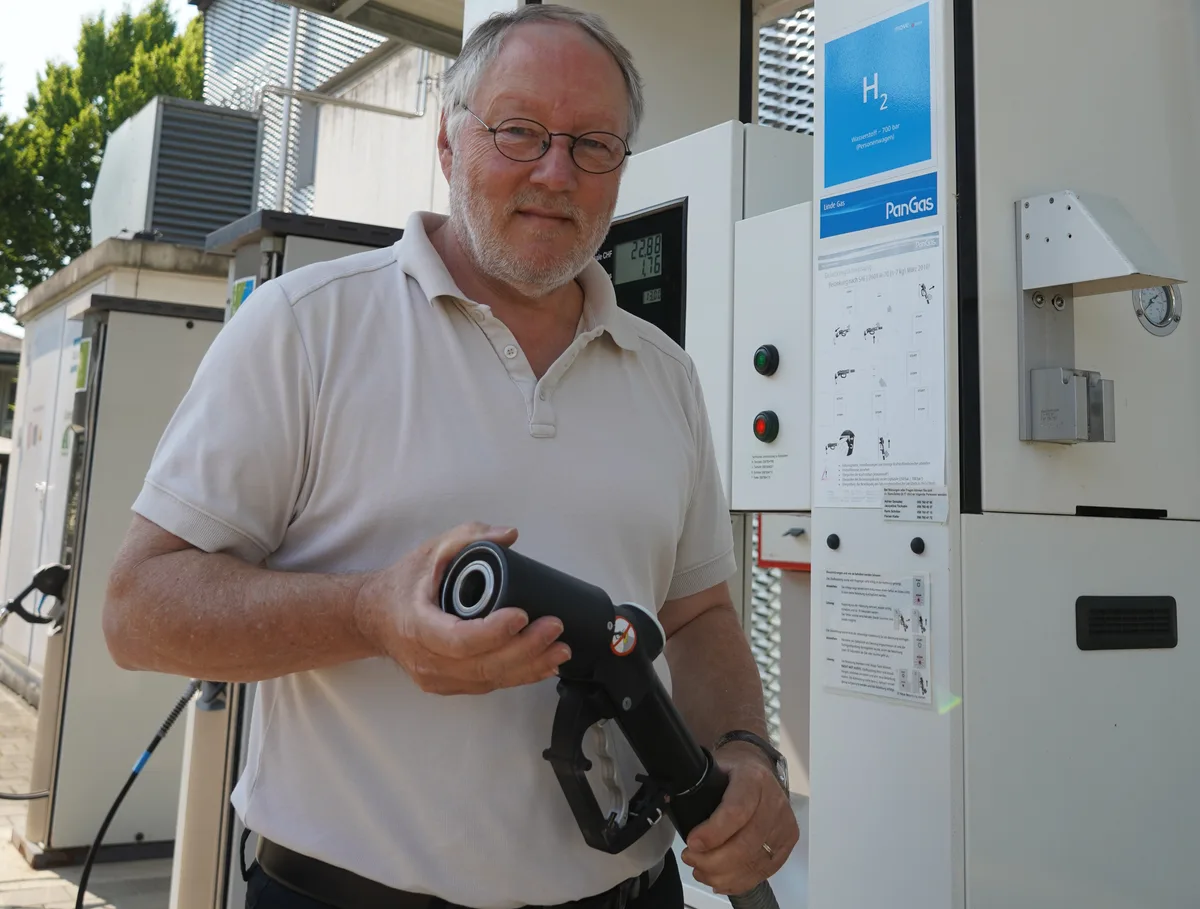 12298601-7 Forschen für die Energiewende: Christian Bach, Abteilungsleiter Fahrzeugantriebssysteme bei der Empa, mit der Zapfpistole der Wasserstofftankstelle auf dem Gelände der Forschungsanstalt.