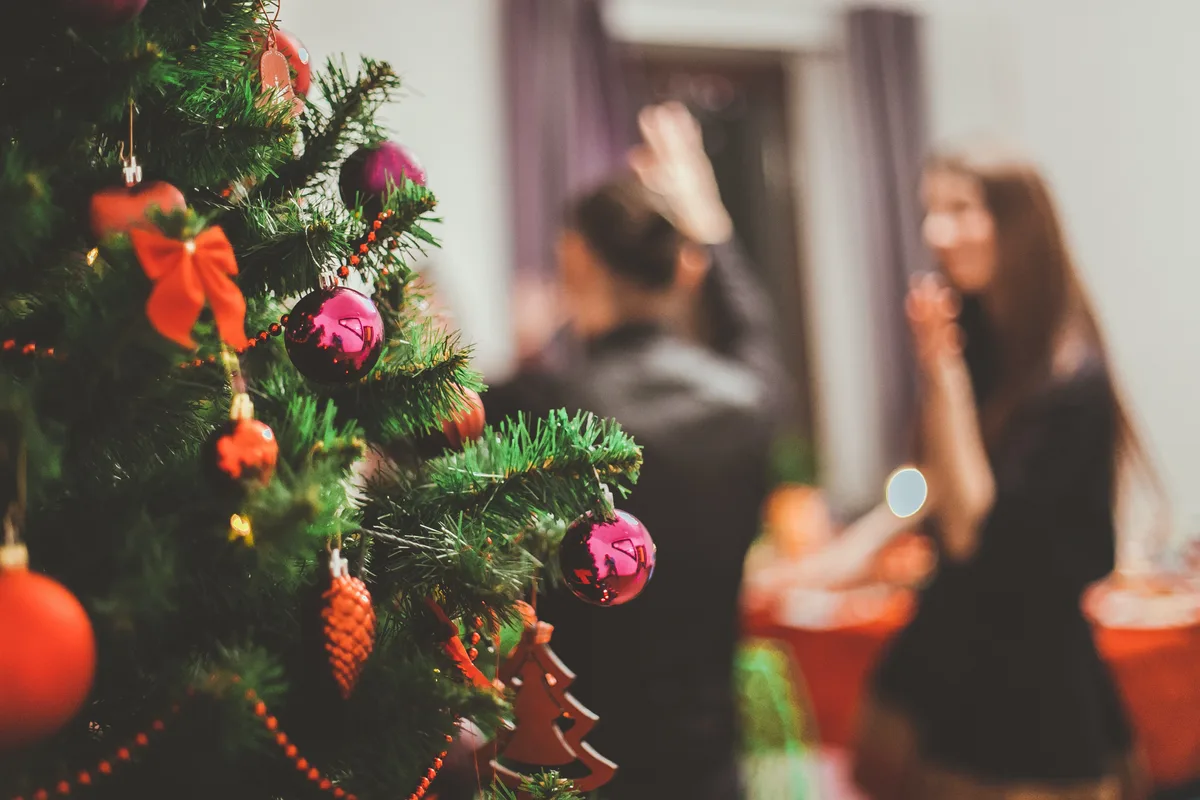22773977-15 Wenn an Weihnachten die Fetzen fliegen.