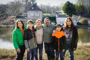 11368416-1 Mona Vetsch (l.) mit Familie Almeida auf ihrem Grundstück in Frankreich.