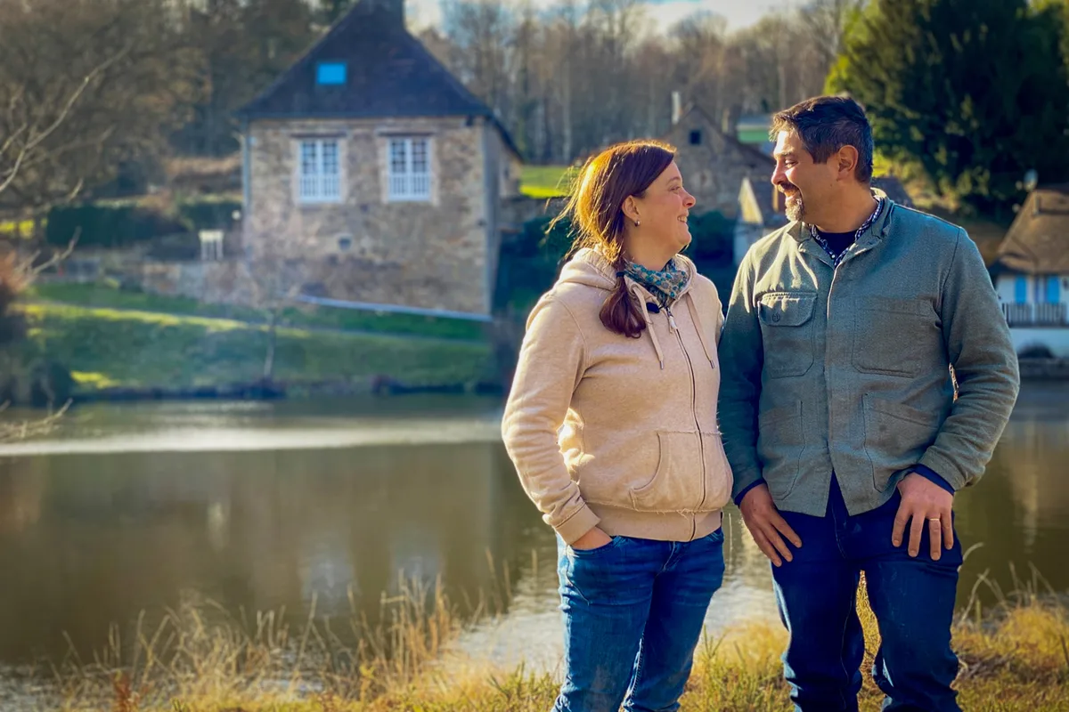 Beatrice und Josef Almeida geniessen die neu gefundene Ruhe in ihrem Leben. Man sieht einen Mann und eine Frau an einem Weiher.