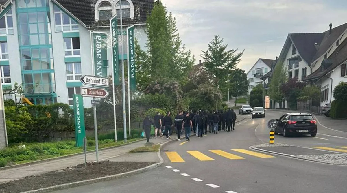 Vermummte Fans zogen nach dem Match durch Bubikon.