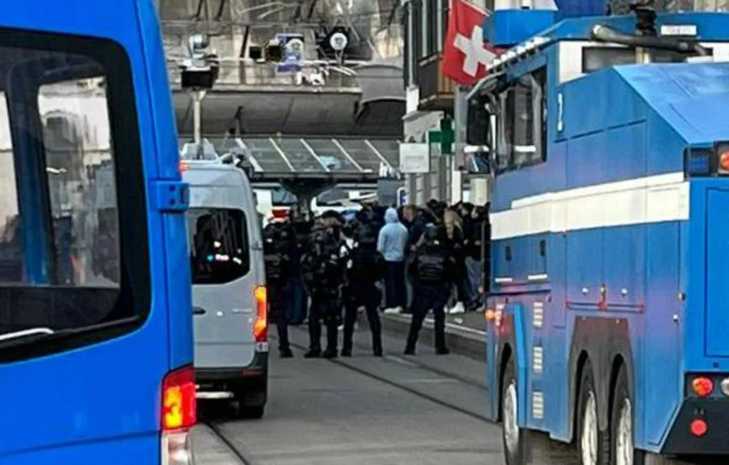 Fans geraten nach Derby aneinander.