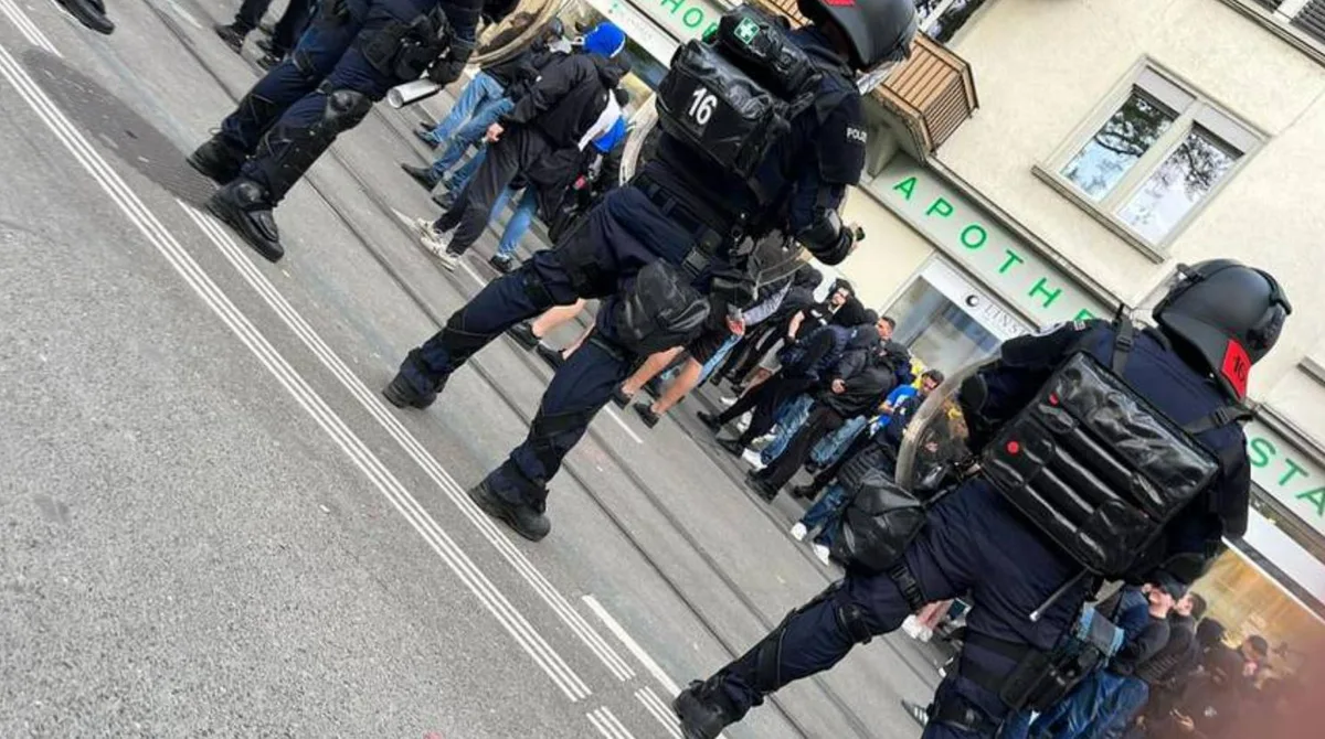 Fans geraten nach Derby aneinander.