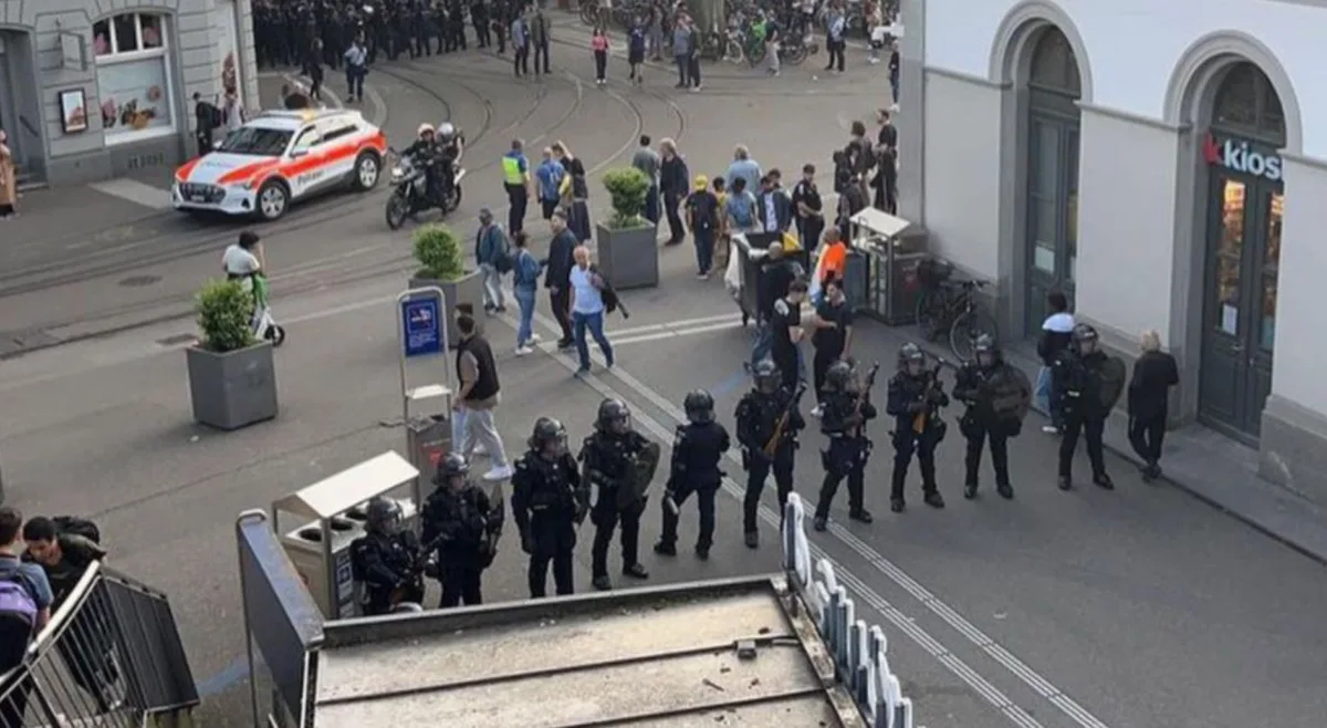Fans geraten nach Derby aneinander.