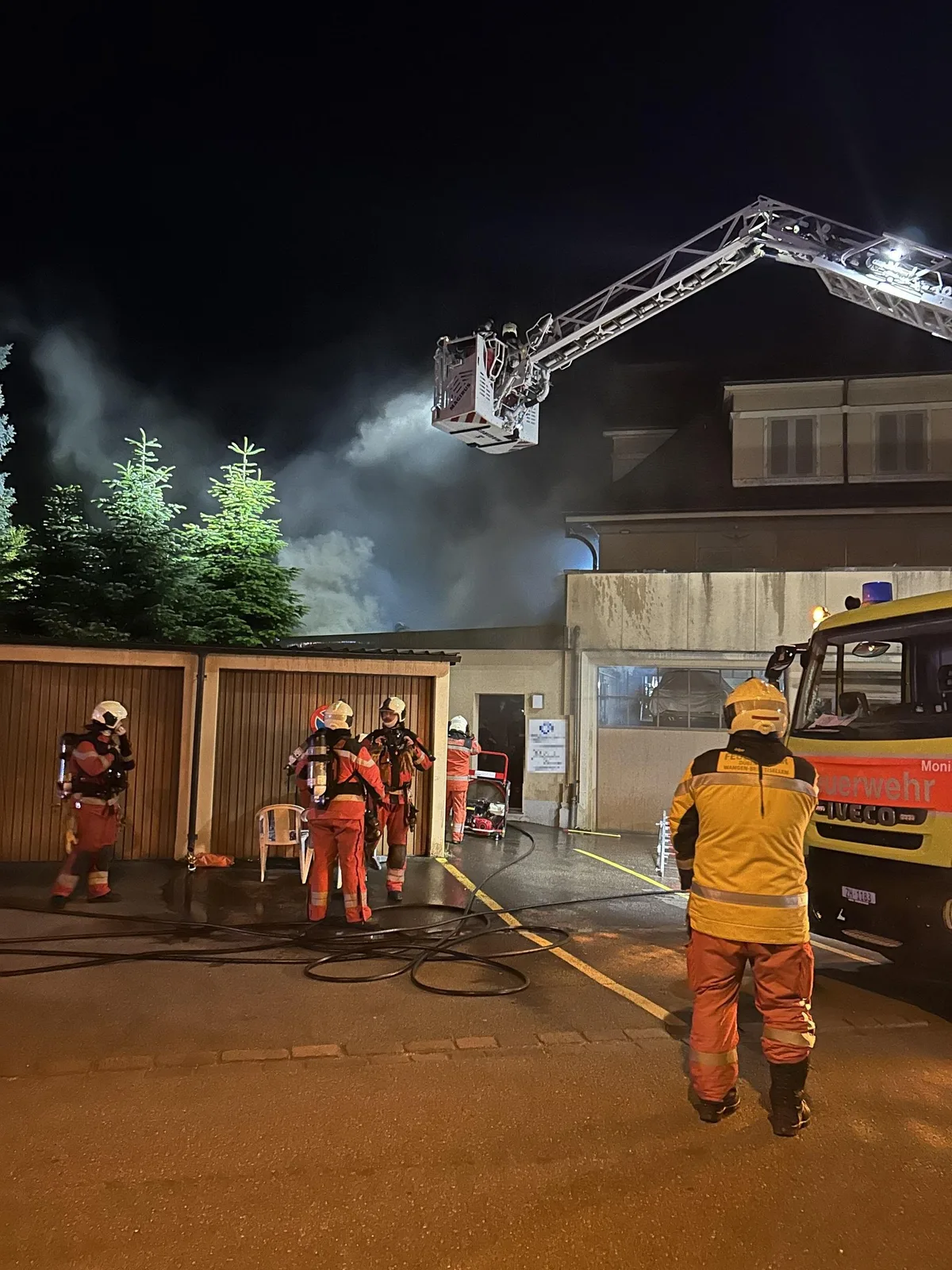 12244284-2 Die Feuerwehr Dübendorf - Wangen-Brüttisellen stand am Sonntagabend im Einsatz.