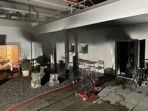 Zwei Personen bei Brand in Wohnheim gestorben. Zwei Personen bei Brand in Wohnheim gestorben.