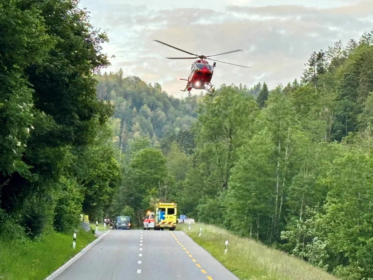 Ein Rettungshelikopter brachte den schwer verletzten Motorradfahrer in ein Spital. Ein Rettungshelikopter brachte den schwer verletzten Motorradfahrer in ein Spital.