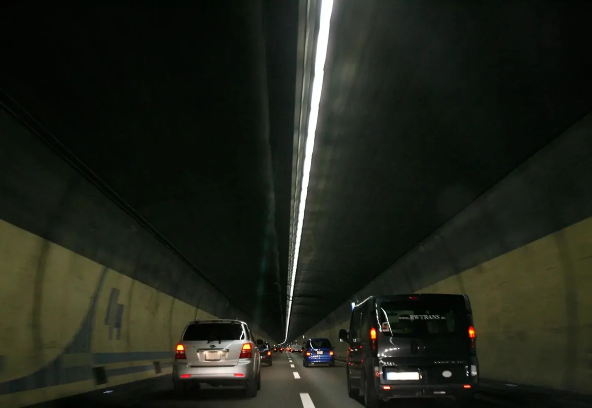 Am Freitag staute sich der Verkehr im Gubristtunnel wegen eines Unfalls während mehrerer Stunden. (Archiv)