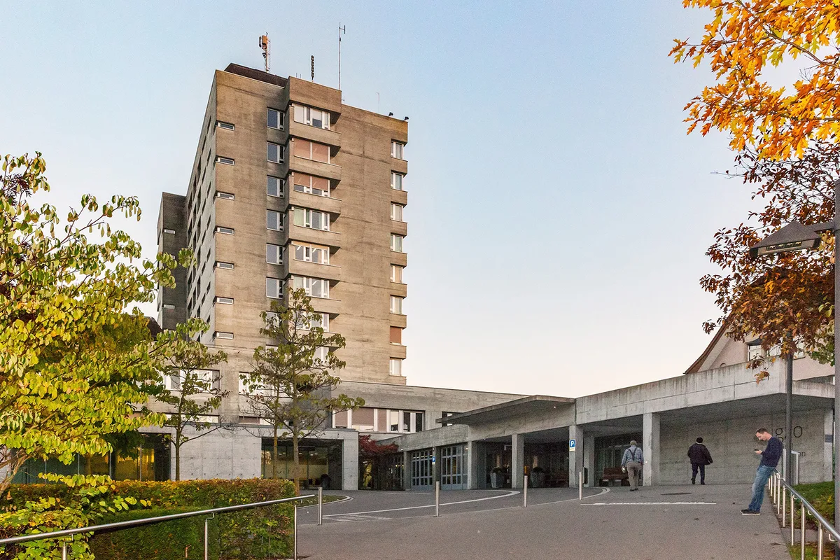 Mehrstöckiges Betongebäude des Spitals Wetzikon.