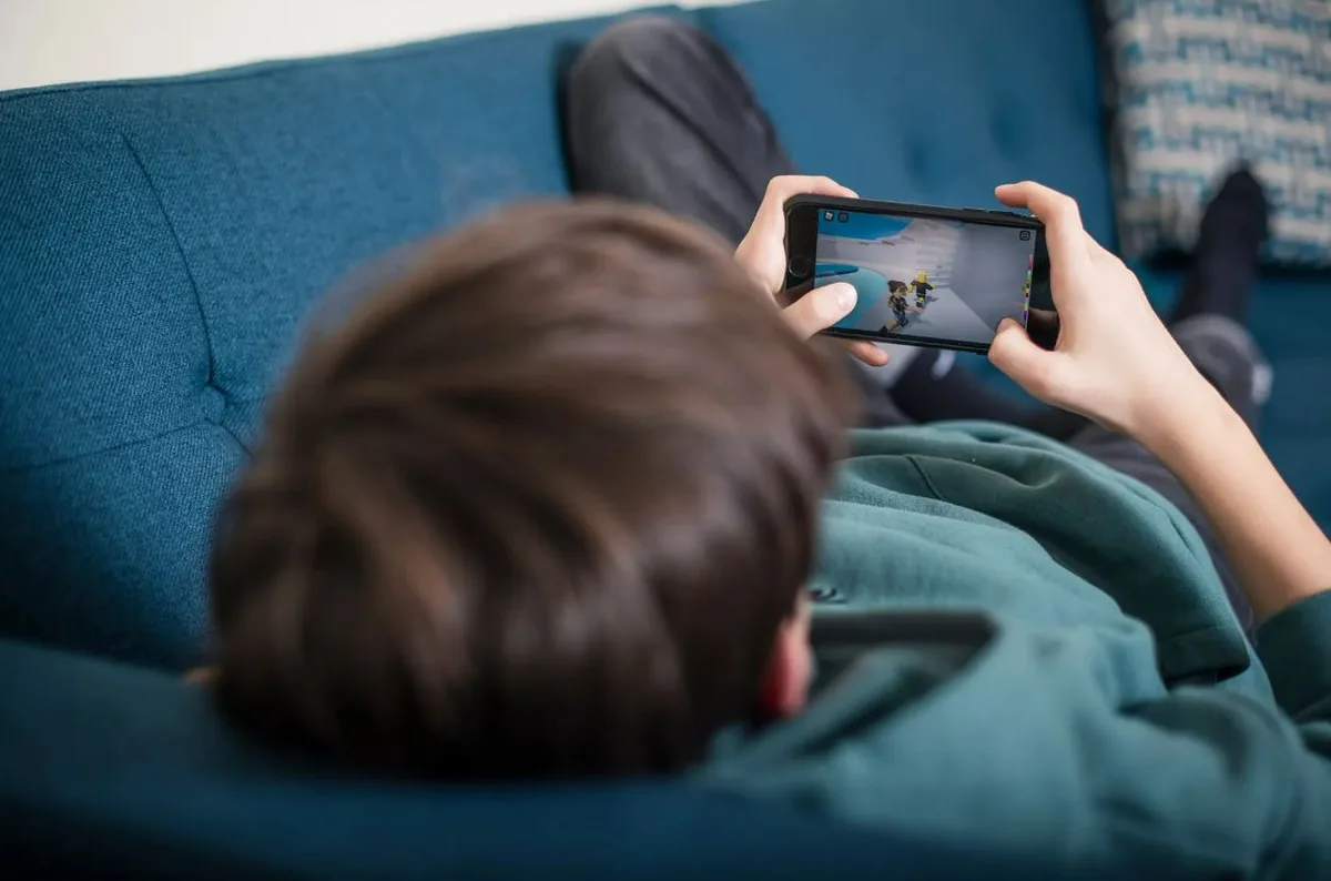 Selbst unsere Gesundheit beeinflusst der Smartphone-Gebrauch: Ein Jugendlicher nutzt sein Mobiltelefon für Spiele.
