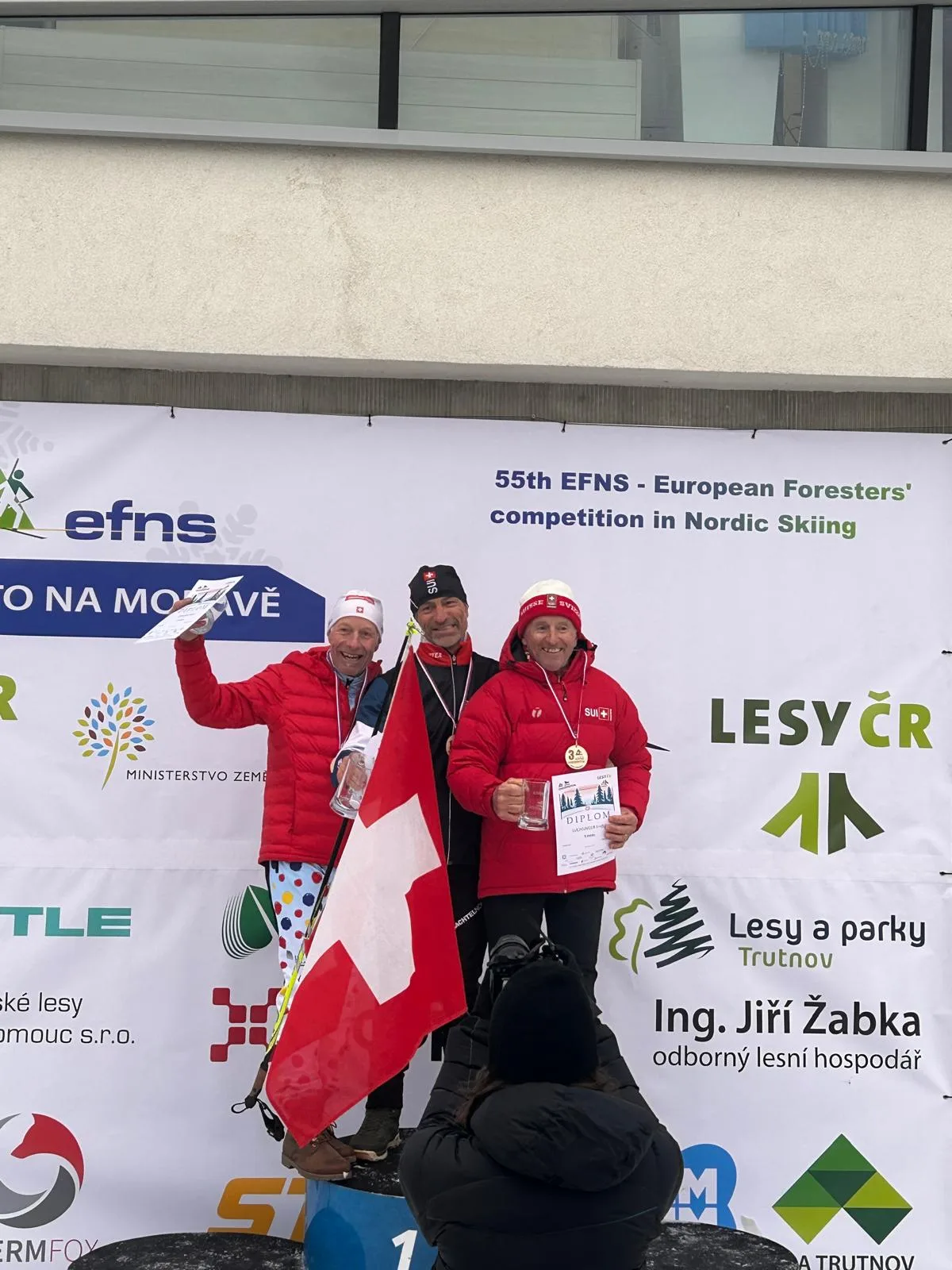 Hano Vontobel (Mitte) an den Europameisterschaften des Forstpersonals. Im Biathlon stellt er auch seine Schiesskünste unter Beweis. Man sieht drei Männer auf dem Post.