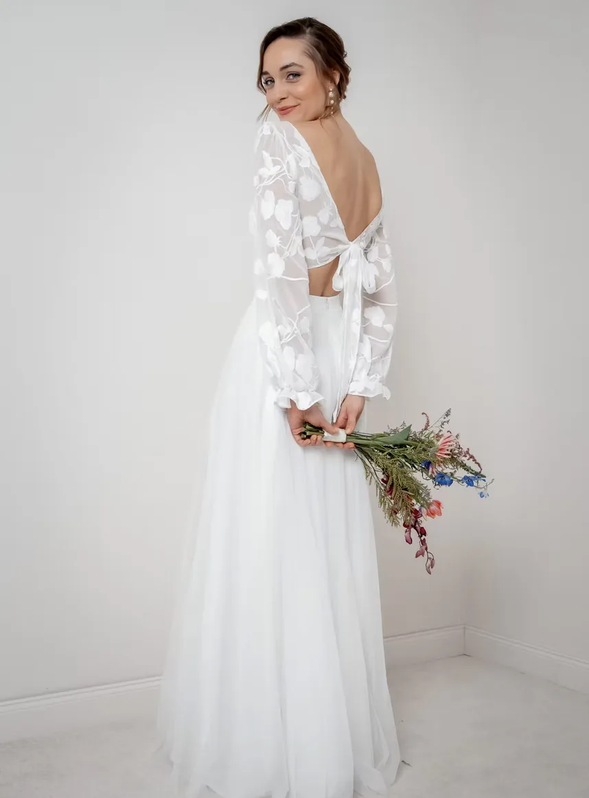 Eine Frau in einem Brautkleid.