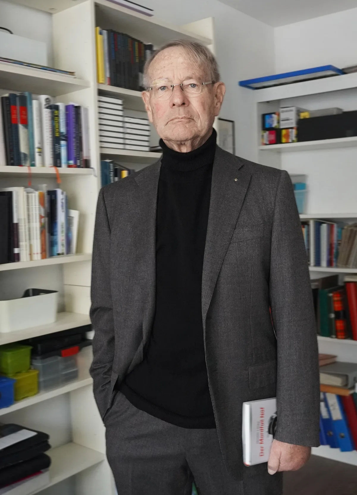 Christian Huber, stehend in seinem Büro.
