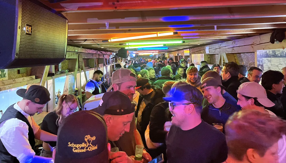 Viele Menschen in einer Bar.