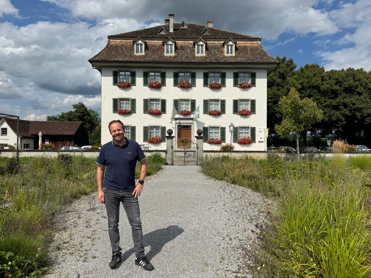Carlo Wiedmer vor dem Gemeindehaus