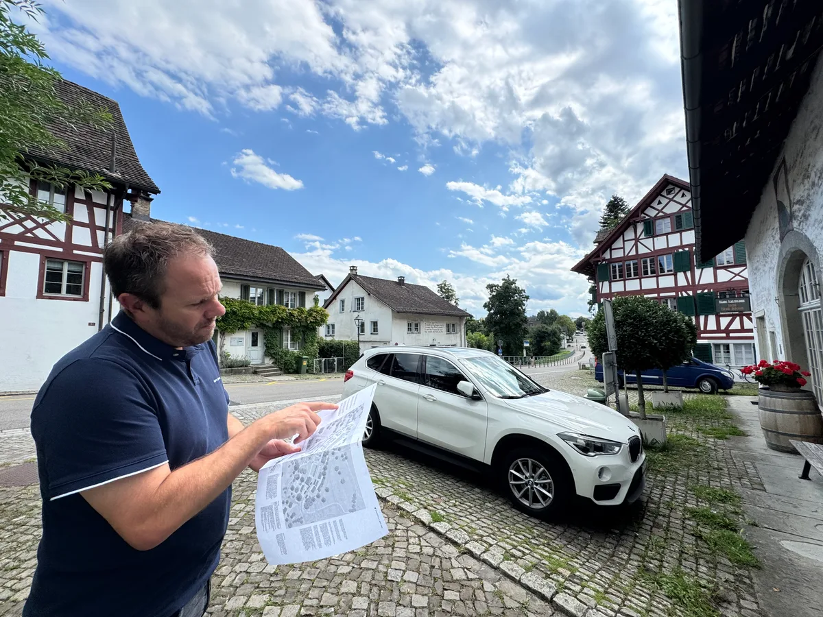 Gemeindepräsident Carlo Wiedmer in den Gassen Grüningens. 
