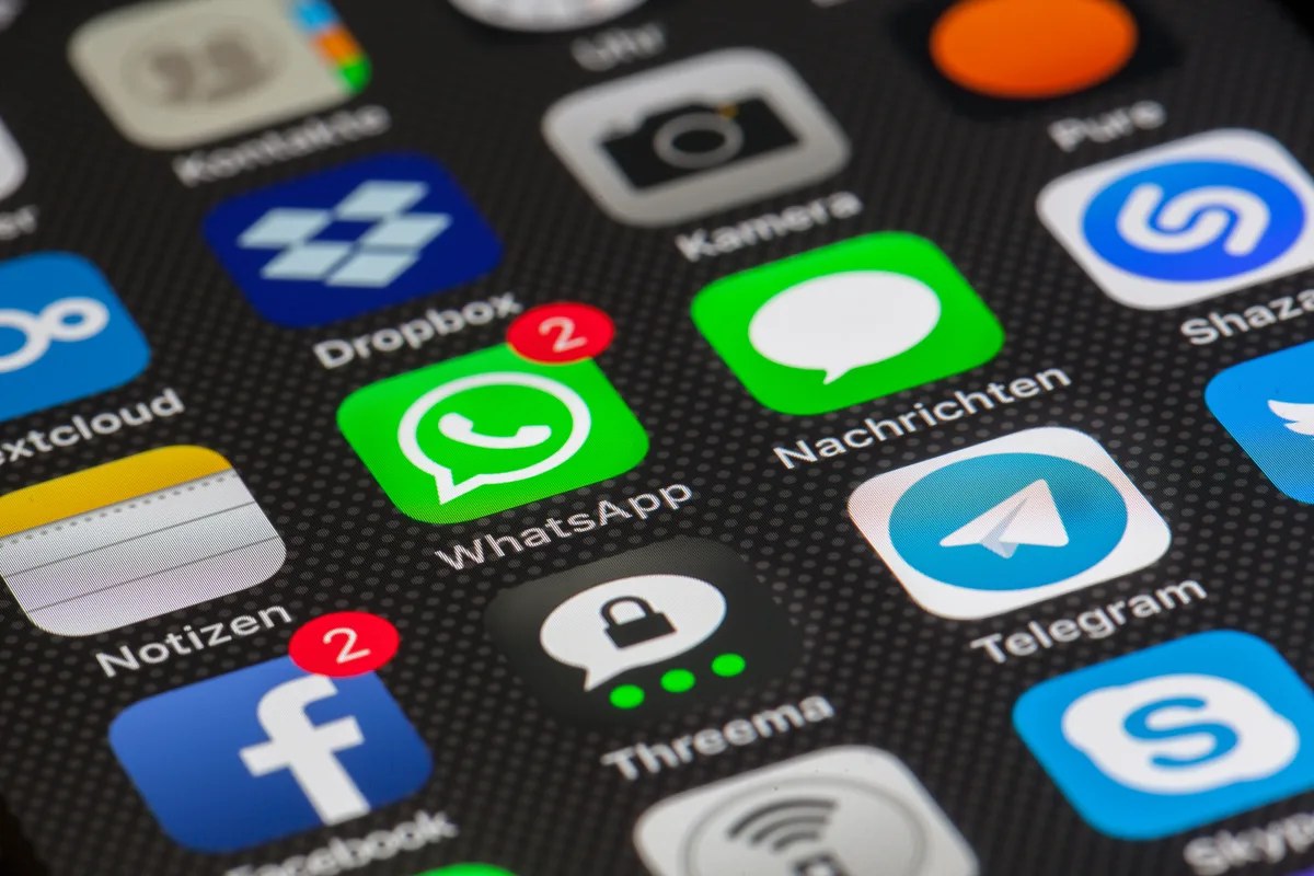Whatsapp und Facebook auf einem Smartphone-Bildschirm Whatsapp und Facebook auf einem Smartphone-Bildschirm