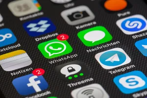 Whatsapp und Facebook auf einem Smartphone-Bildschirm Whatsapp und Facebook auf einem Smartphone-Bildschirm
