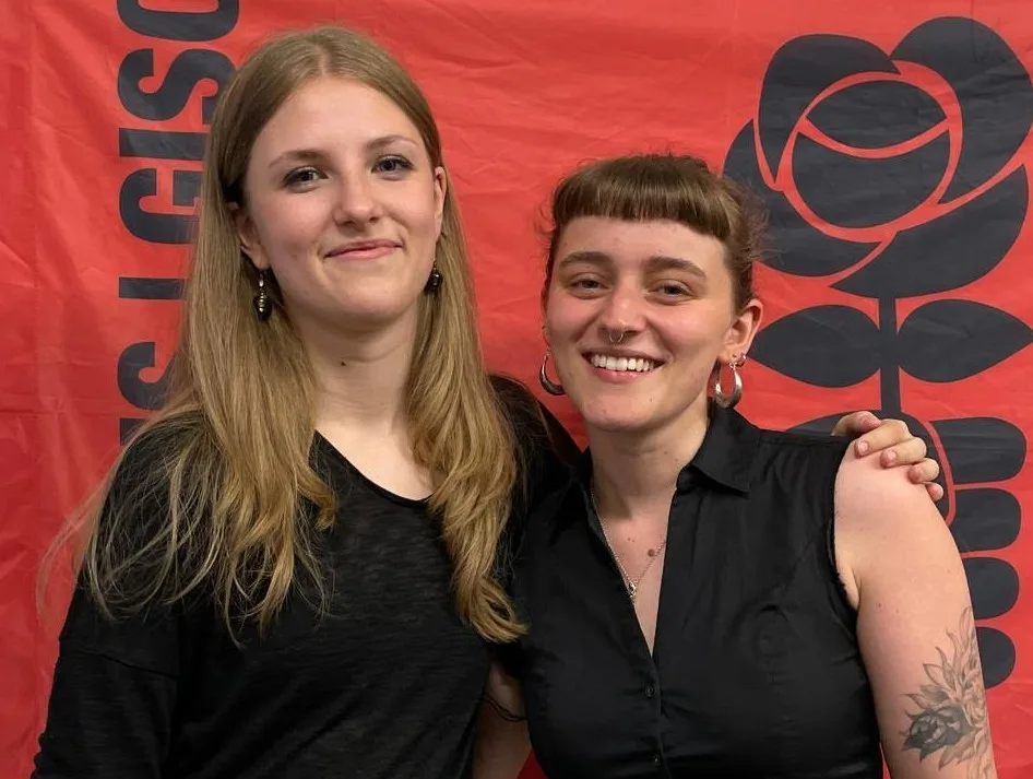 Alicia Stutz (links) und Lia Boss bilden das neue Co-Präsidium der Juso Zürcher Oberland. Alicia Stutz (l.) und Lia Boss, neues Co-Präsidium der JUSO Zürcher Oberland