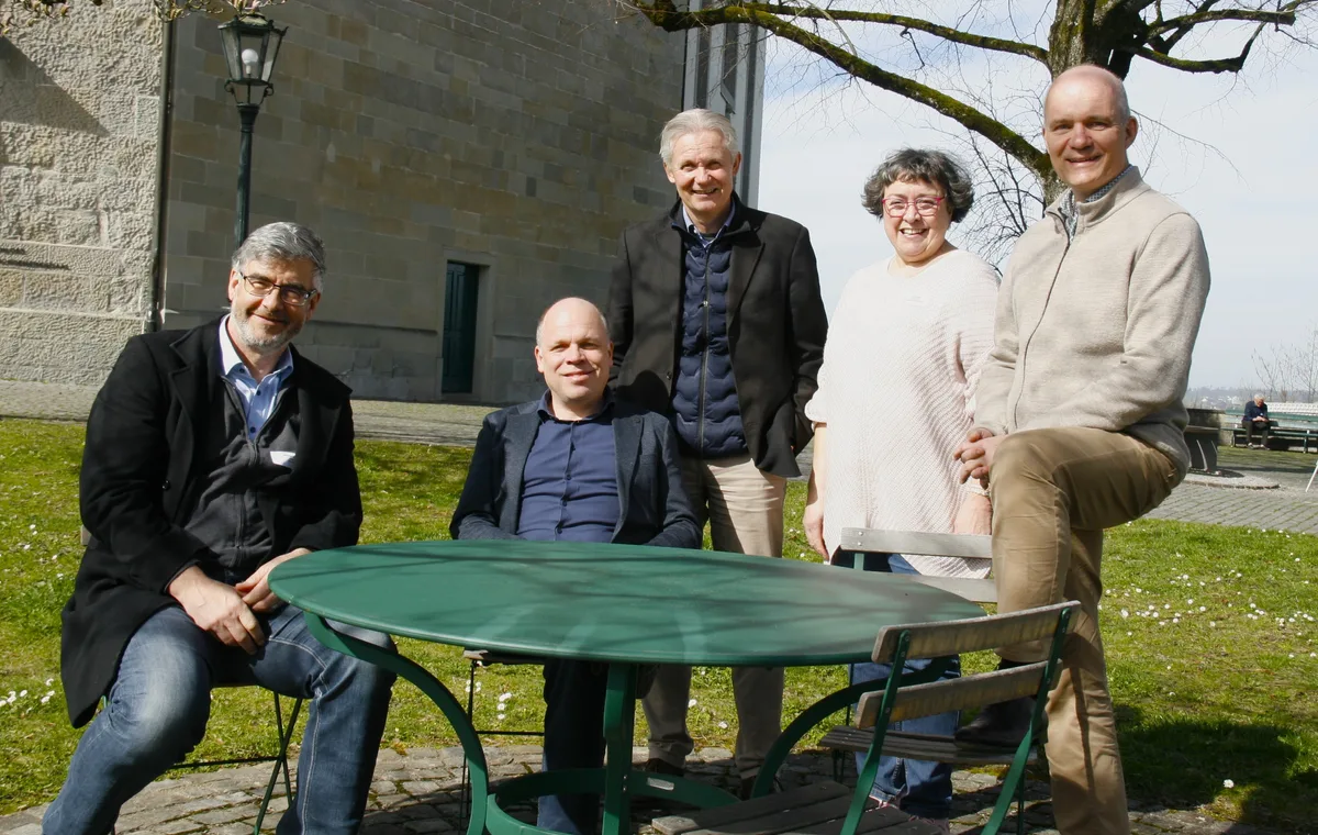 (v.l.n.r.): Pfarrer Matthias Walder - Dekan des Kapitels Hinwil, Hansjörg Herren, Vorsitzender der Präsidienkonferenz Referat. Kirchgemeinden Bezirk Hinwil, Markus Kreienbühl, Präsident Kirchenpflege Grüningen, Carola Heller, Präsidentin der Bezirkskirchenpflege, Dr. Daniel Stoller-Schai, Sekretär der Präsidienkonferenz Verschiedene Vertreter von reformierten Kirchgemeinden in Hinwil