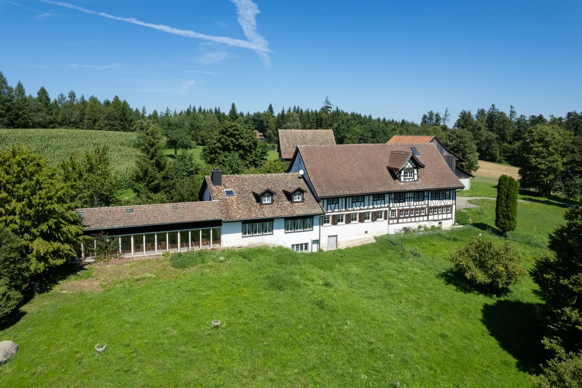 Seit 18 Jahren hat der «Waldhof Guldenen» keine Gäste mehr bewirtet. Das soll sich nun bald ändern. Gasthof Guldenen auf dem Pfannenstiel