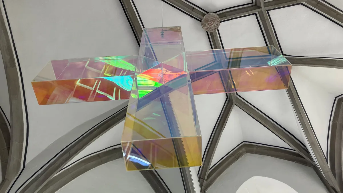 Plexiglaskreuz in der reformierten Kirche Maur. Plexiglaskreuz in der reformierten Kirche Maur.