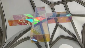 Plexiglaskreuz in der reformierten Kirche Maur. Plexiglaskreuz in der reformierten Kirche Maur.