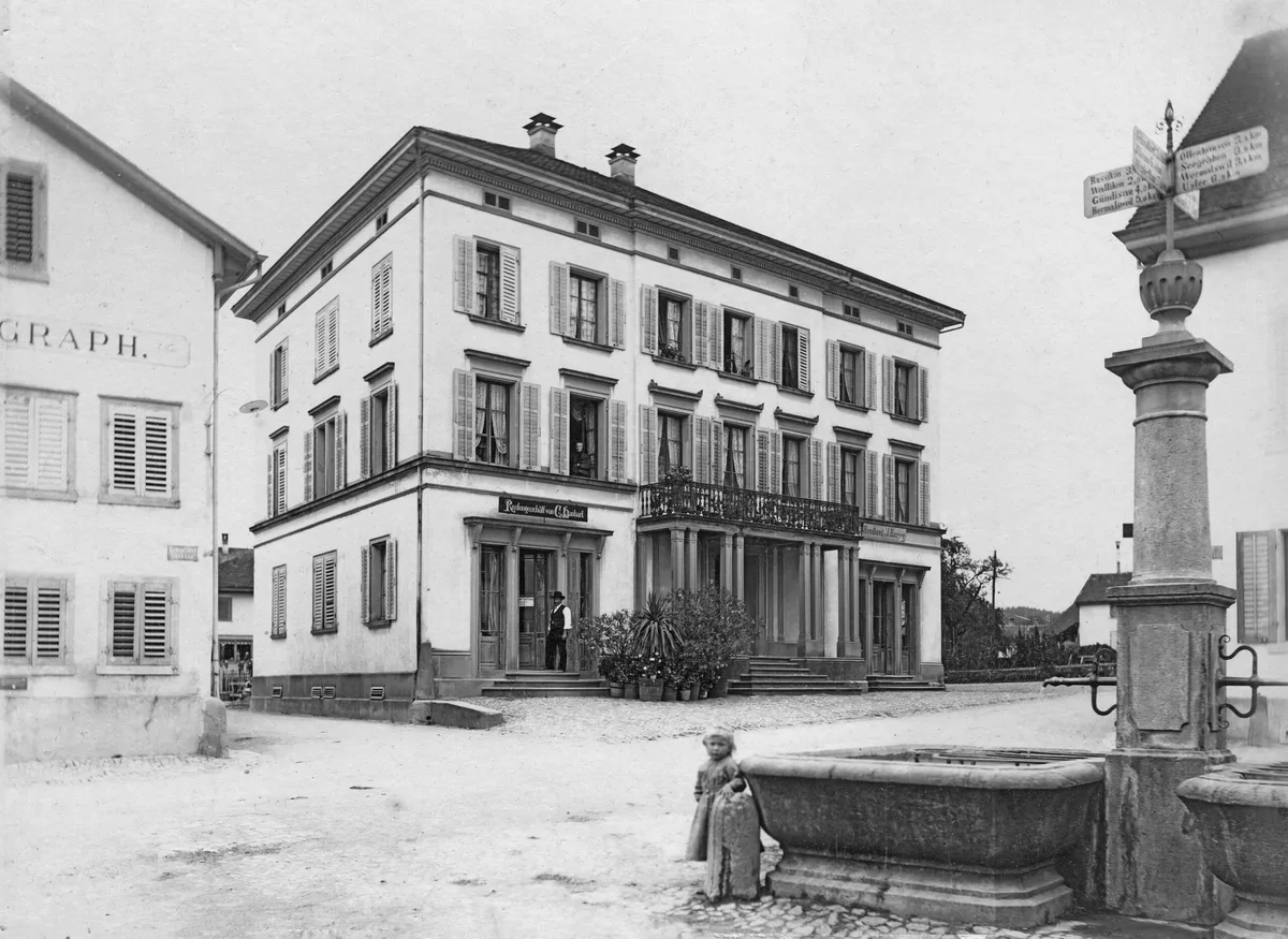 Das Patrizierhaus der Familie Hanhart um 1900 ... Das Patrizierhaus der Familie Hanhart und das heutige Gemeindehaus um 1900.