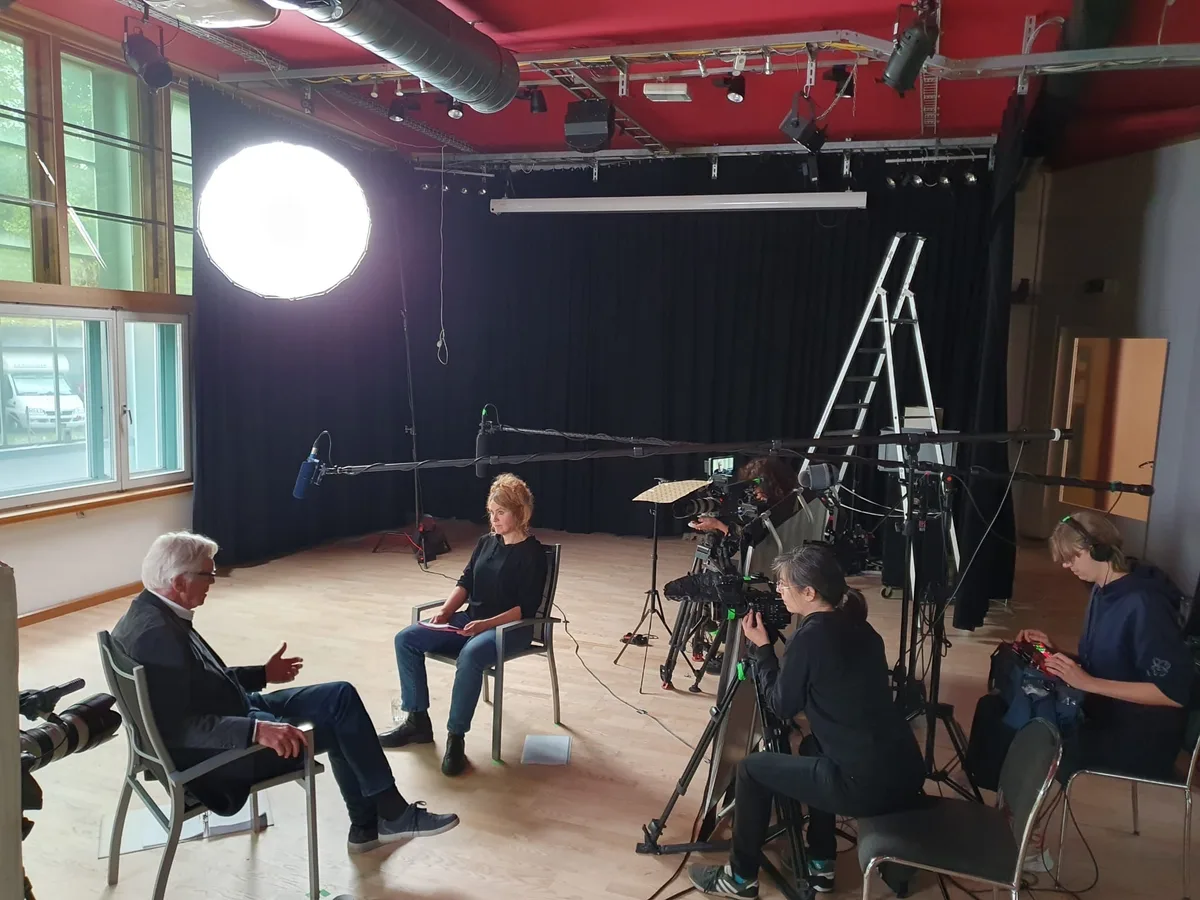 Bernard Rambert im Rampenlicht bei den Dreharbeiten.