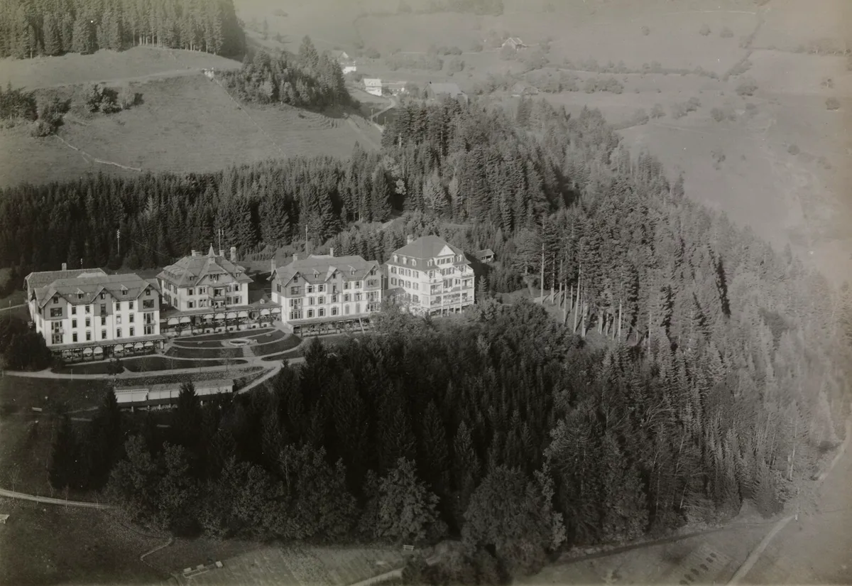 Bei der Eröffnung im Jahr 1898 als&nbsp;Zürcherische Heilstätte für Lungenkranke&nbsp;lag die Kapazität bei 88 Patienten. Diese Aufnahme entstand zwischen 1918 und 1937.